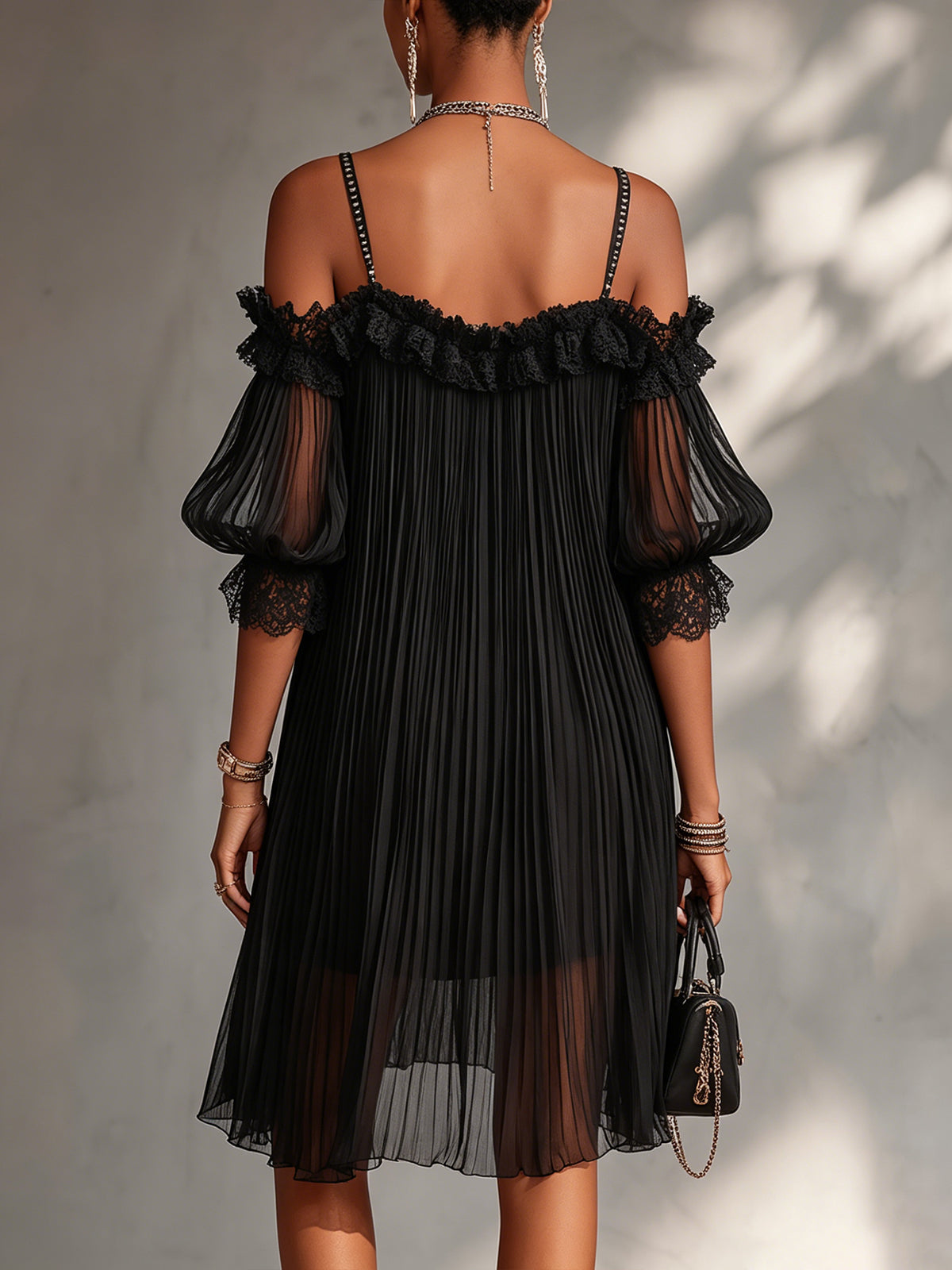 Abito Mini in Chiffon Nero con Spalle Scoperte e Bordo in Pizzo