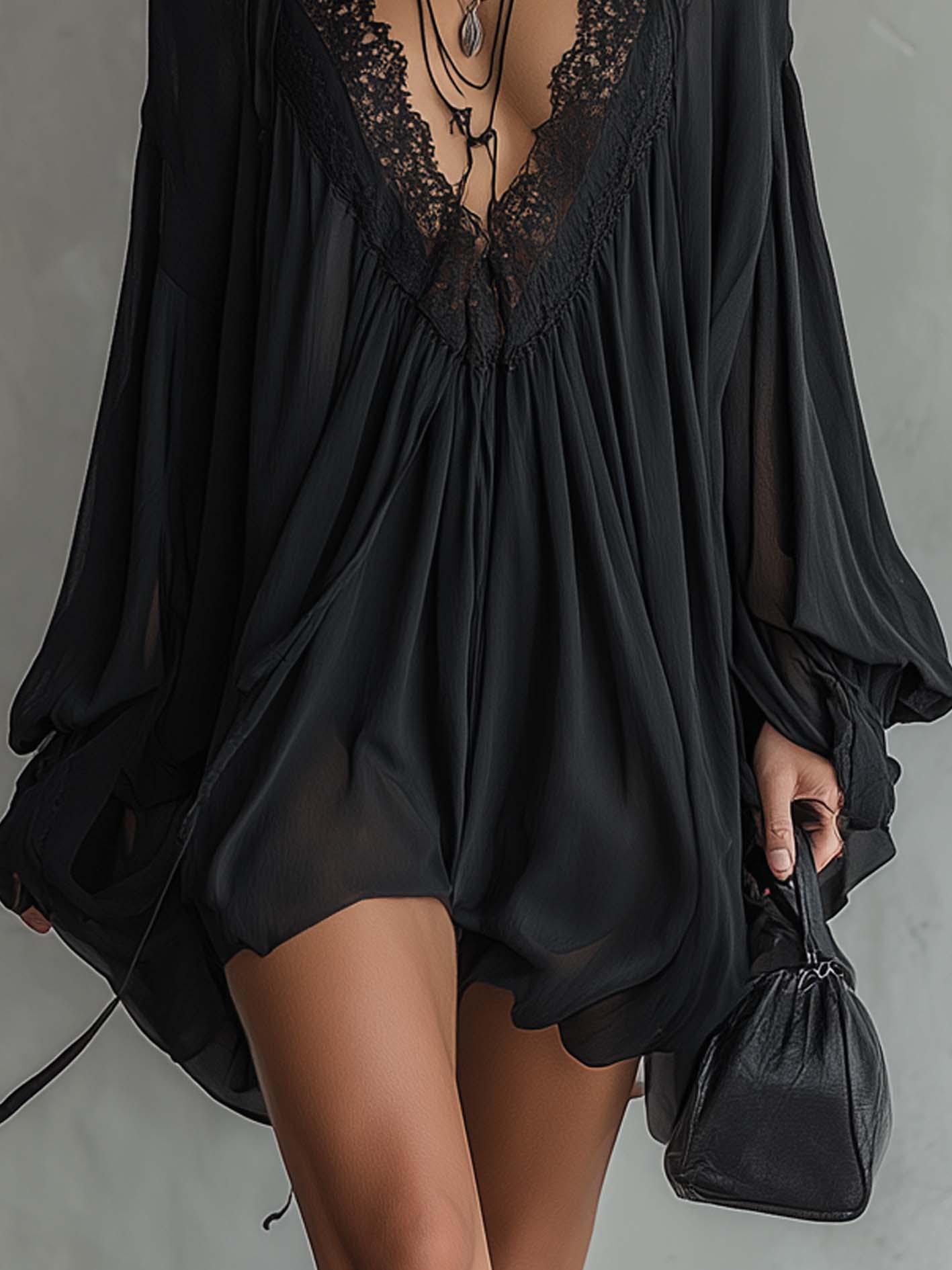 Abito Mini Halter in Chiffon Nero con Collo in Pizzo