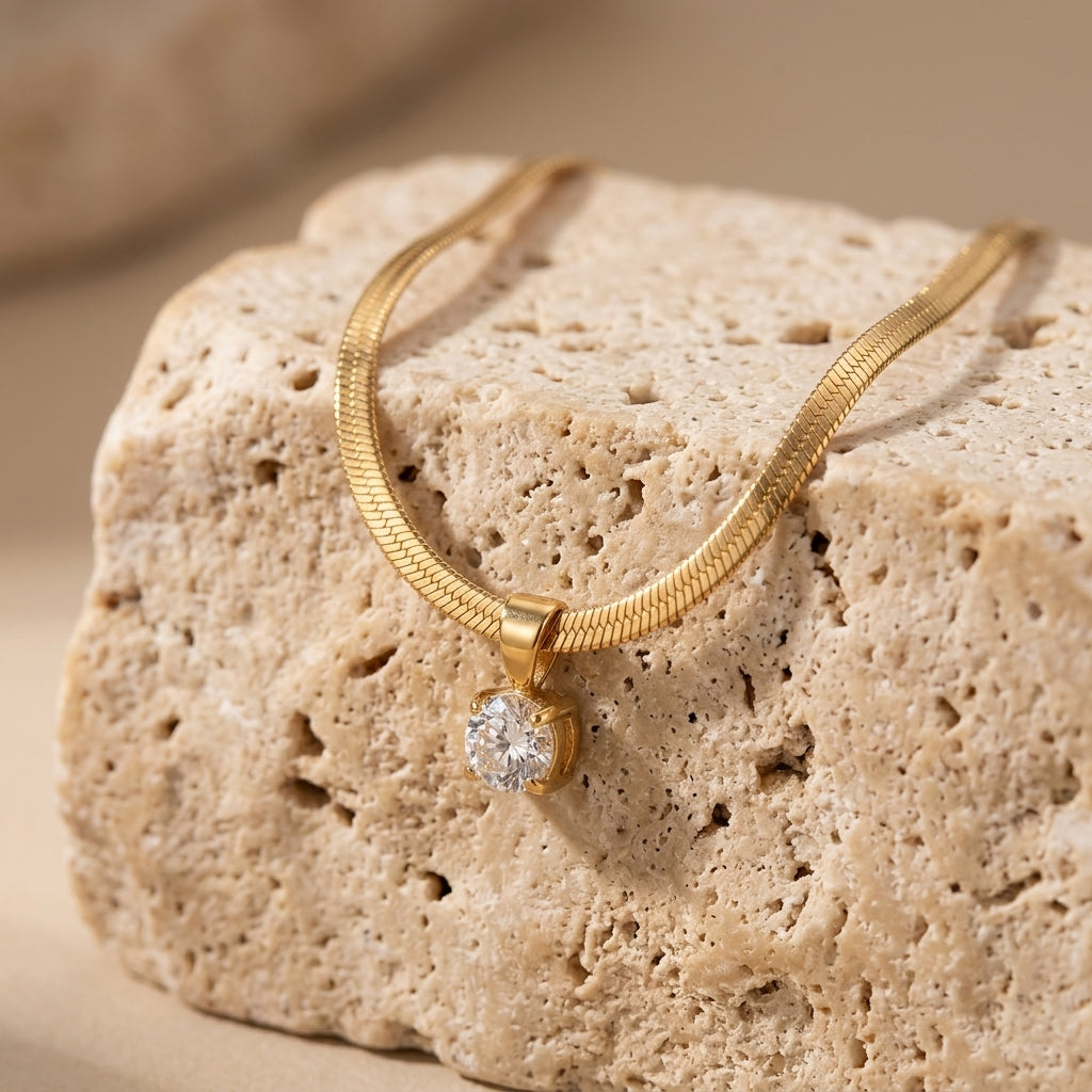 Collana in Oro con Pendente Elegante in Strass