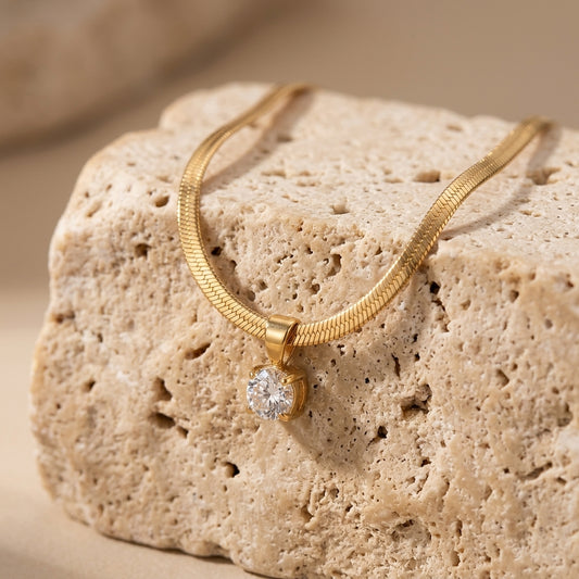 Collana in Oro con Pendente Elegante in Strass