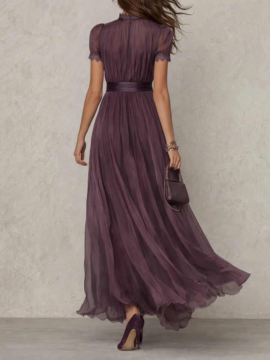 Flavia | Abito lungo viola con scollatura a chiave, bordo in pizzo di chiffon
