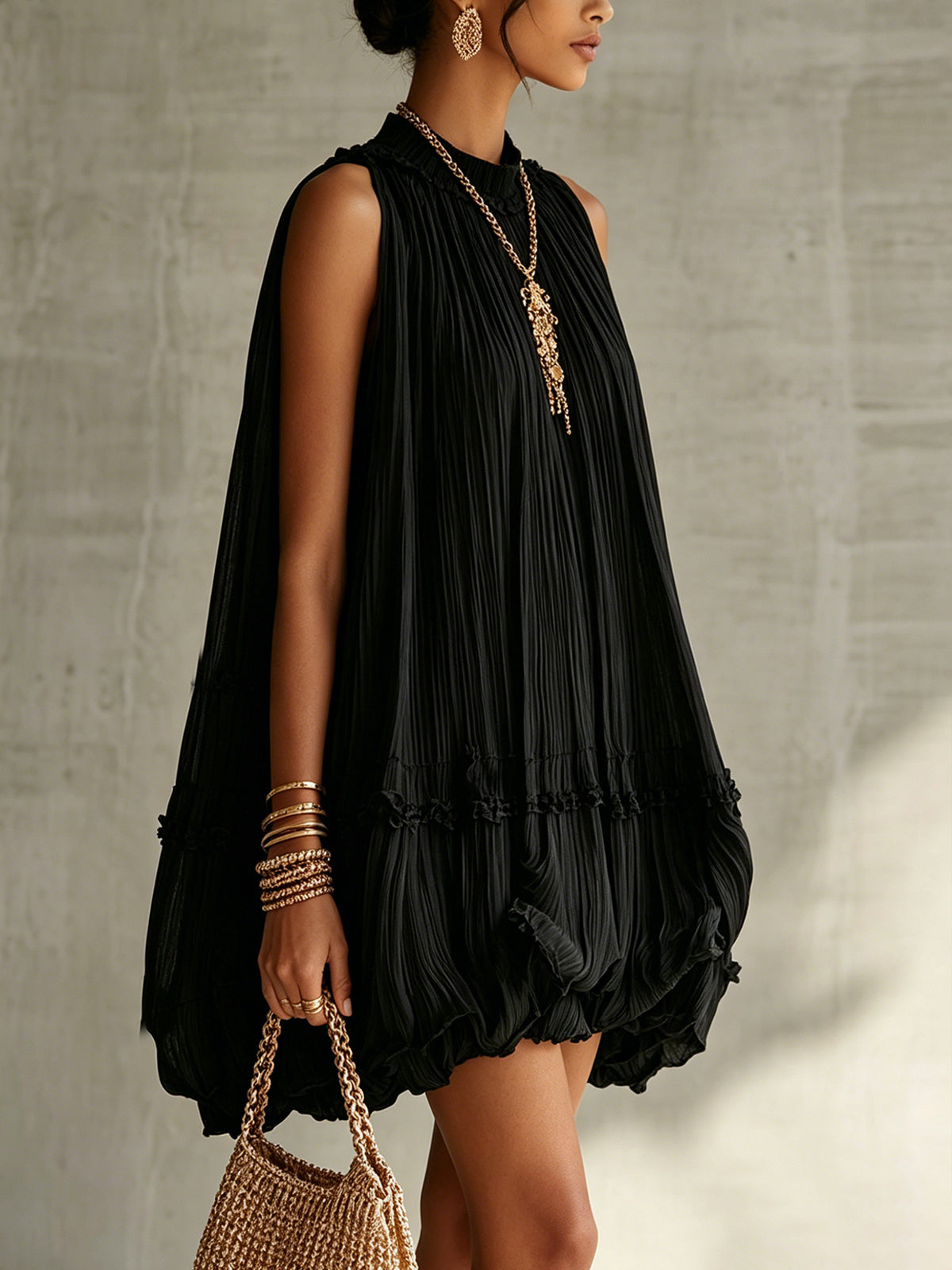 Abito Mini Bubble in Chiffon Nero con Collo Halter e Volant