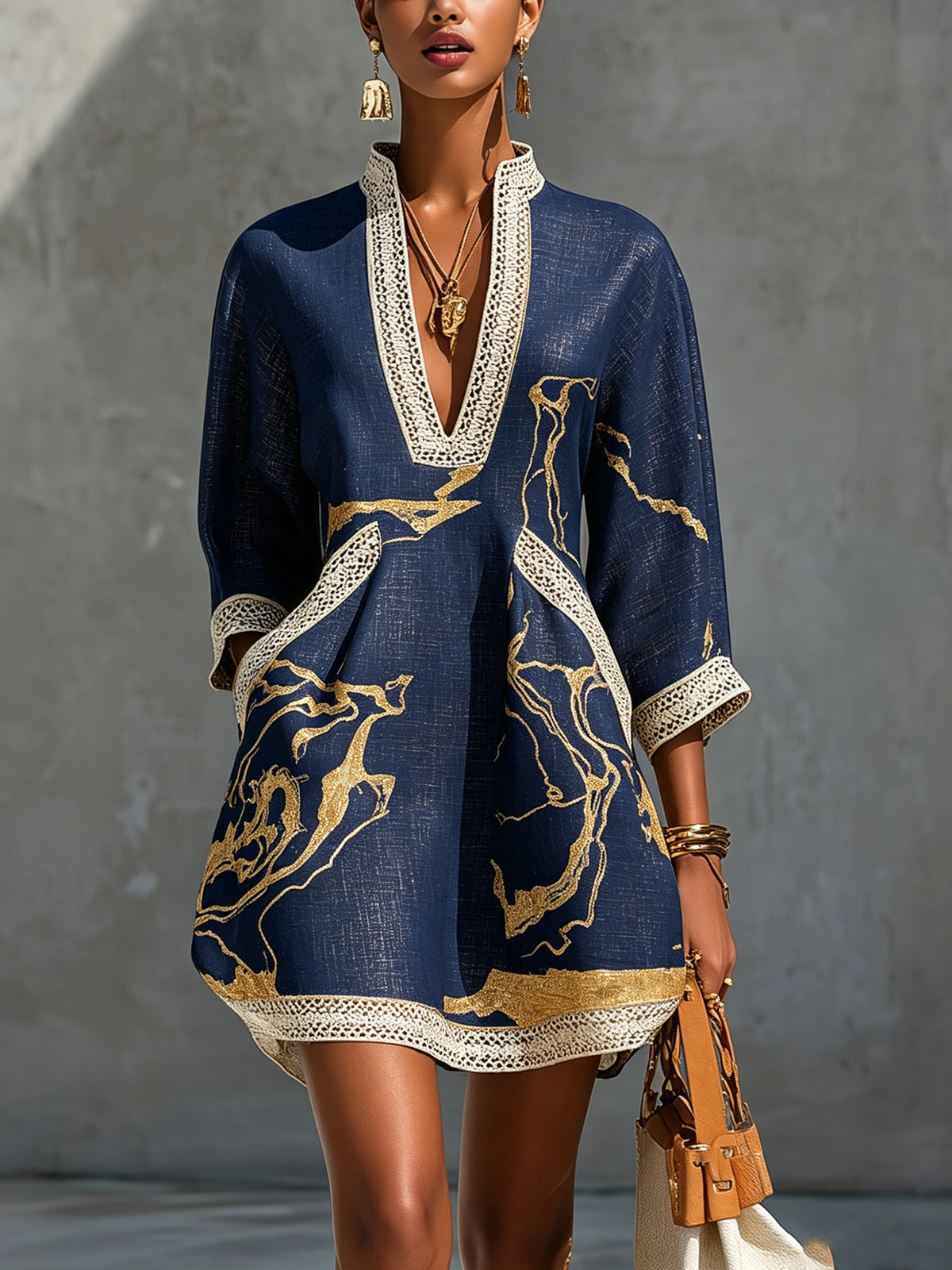 Abito Mini in Pizzo all'Uncinetto con Scollo a V Stampato Oro Navy