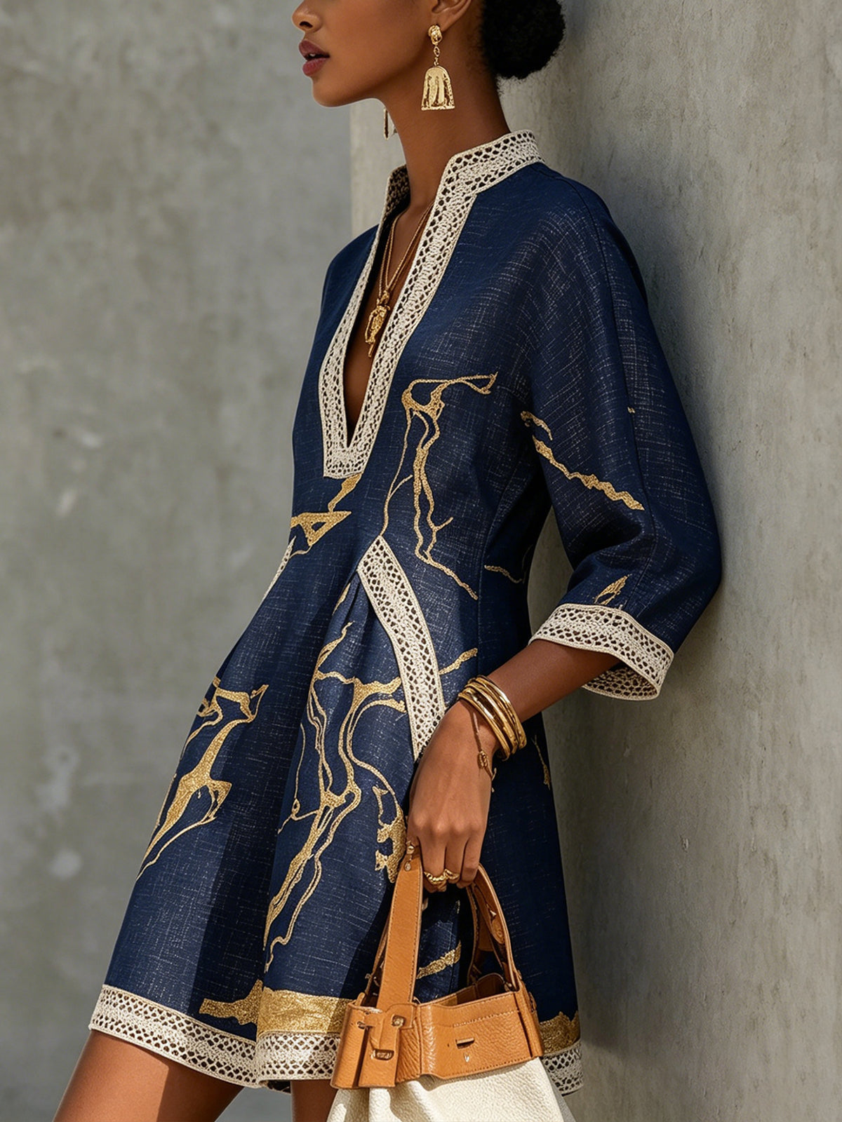 Abito Mini in Pizzo all'Uncinetto con Scollo a V Stampato Oro Navy