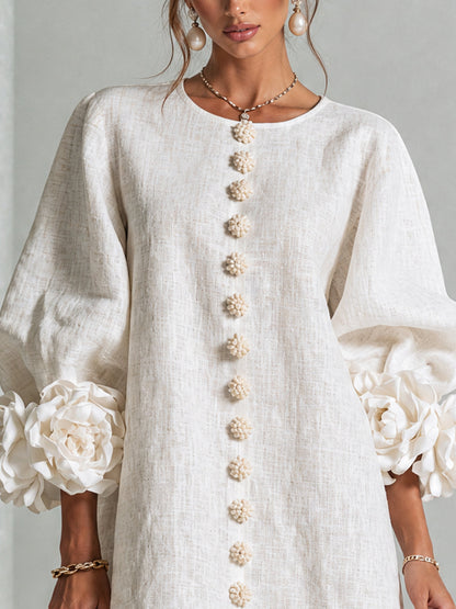 Abito Mini Bianco con Bottoni a Fiori e Maniche a Fiori Stravaganti