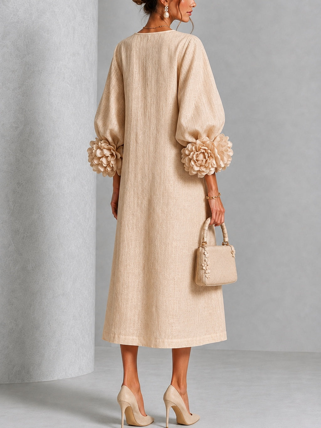 Abito Midi Beige a Fiori con Bottoni e Maniche a Fiori Stravaganti