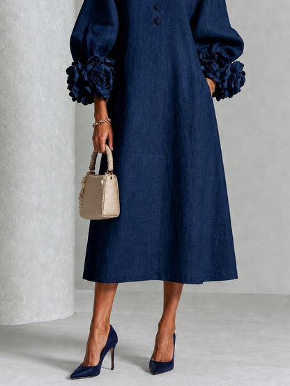 Abito Midi Blu Navy con Bottoni a Fiori e Maniche a Fiori Stravaganti