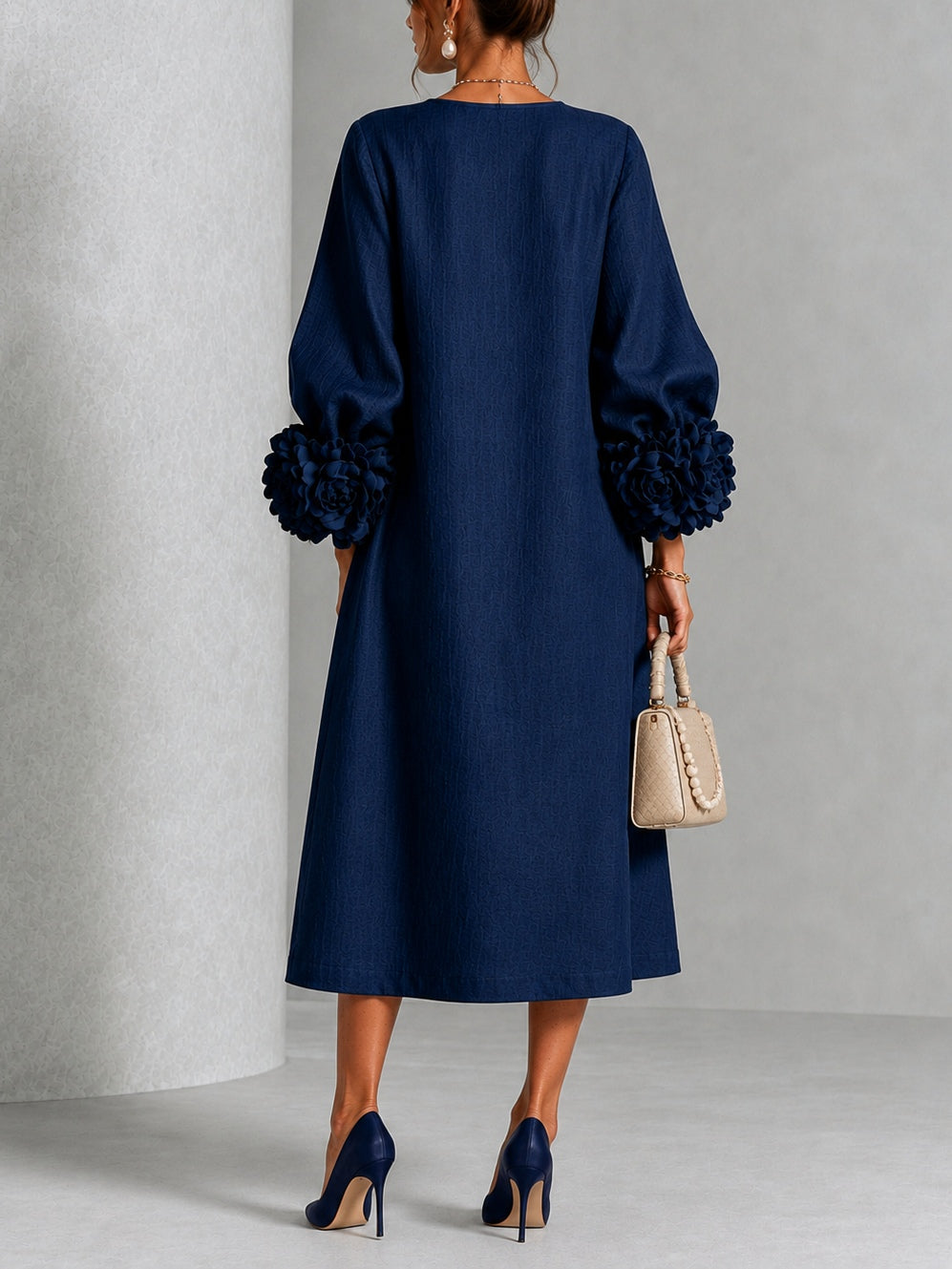 Abito Midi Blu Navy con Bottoni a Fiori e Maniche a Fiori Stravaganti