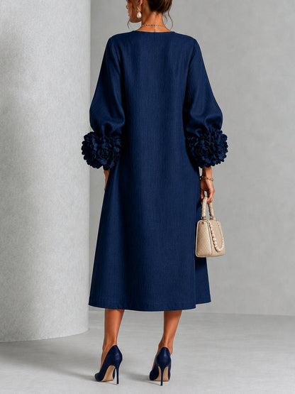 Abito Midi Blu Navy con Bottoni a Fiori e Maniche a Fiori Stravaganti