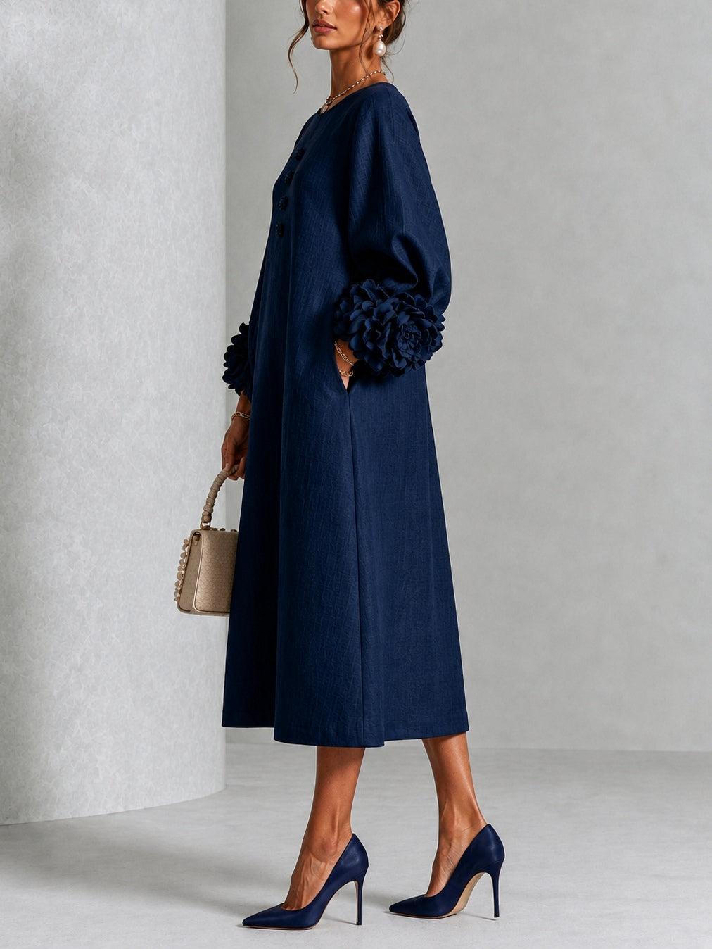 Abito Midi Blu Navy con Bottoni a Fiori e Maniche a Fiori Stravaganti