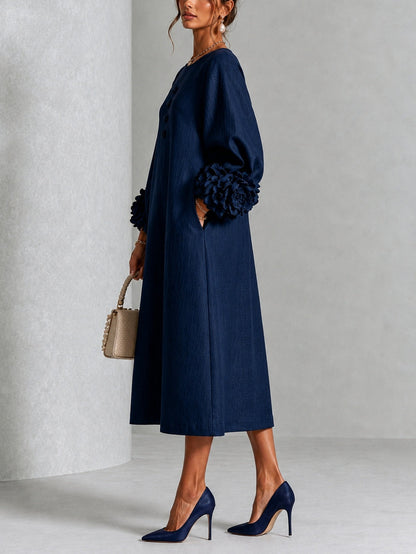 Abito Midi Blu Navy con Bottoni a Fiori e Maniche a Fiori Stravaganti