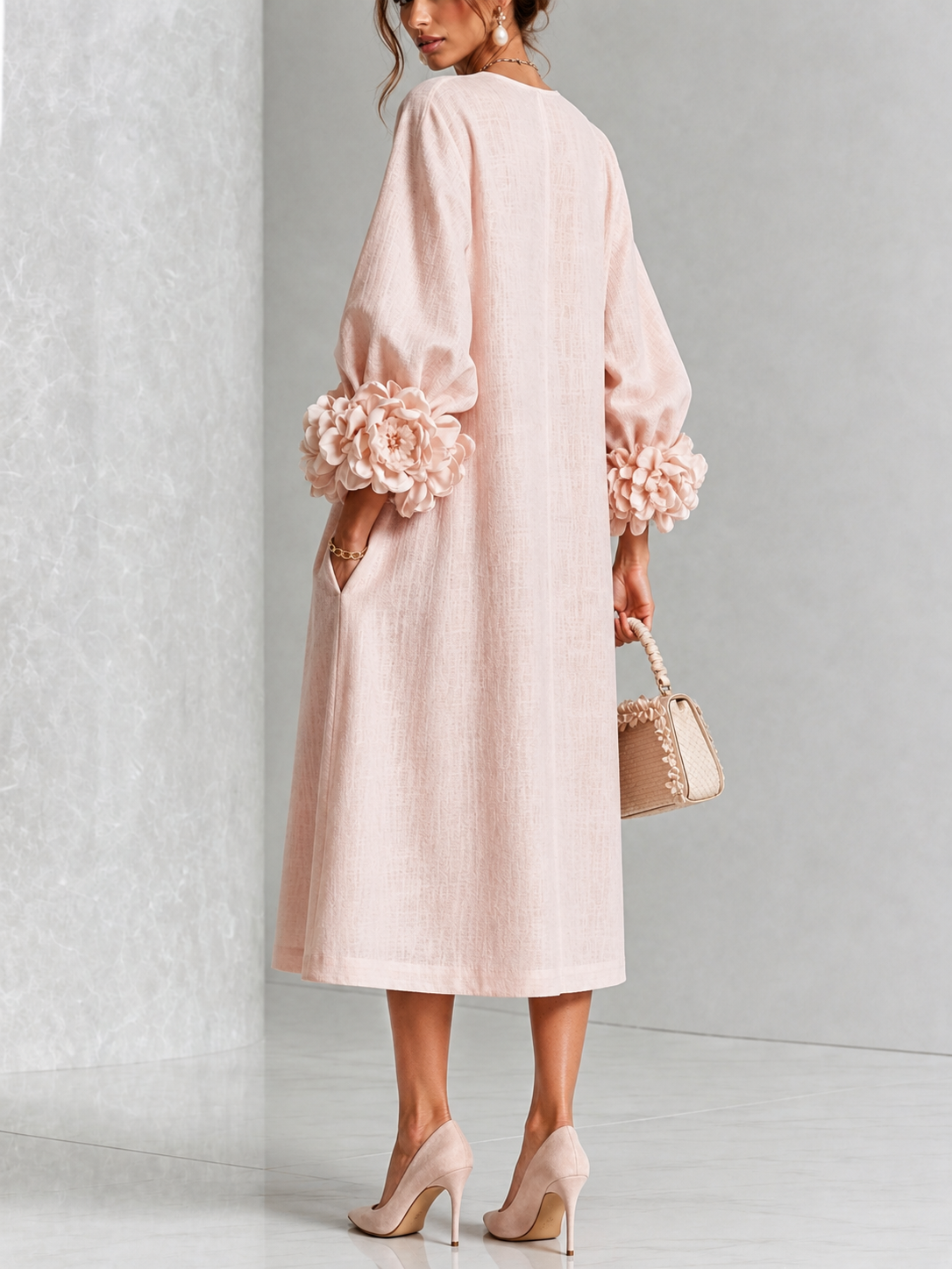 Abito Midi Rosa con Bottoni a Fiori e Maniche a Fiori Stravaganti