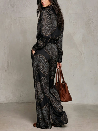 Rebeca | Completo di Camicia a Maniche Lunghe in Satin con Stampa Paisley Borgogna-Porpora e Pantaloni a Gamba Larga