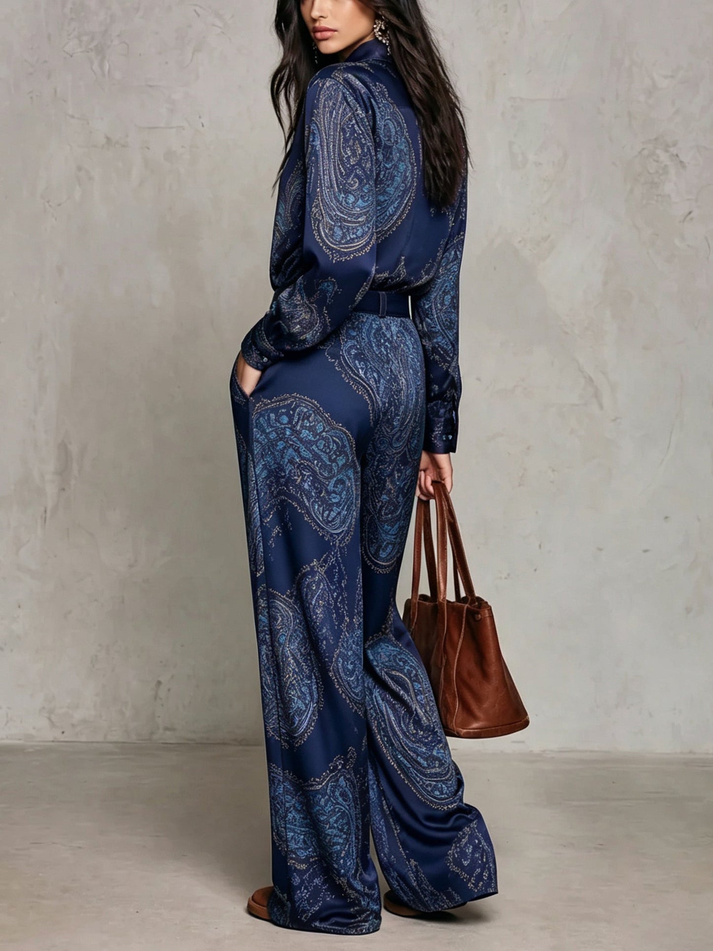 Rebeca | Completo di Camicia a Maniche Lunghe in Satin con Stampa Paisley Borgogna-Porpora e Pantaloni a Gamba Larga