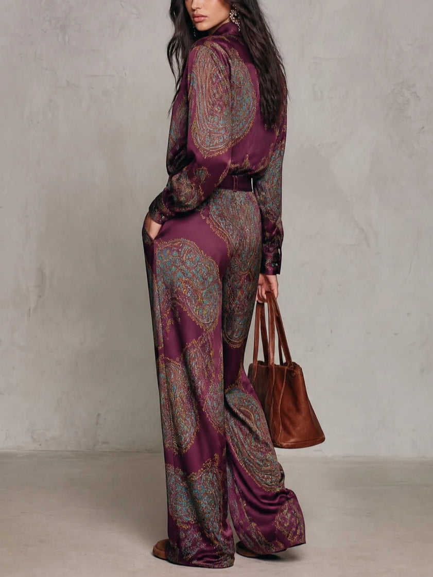 Rebeca | Completo di Camicia a Maniche Lunghe in Satin con Stampa Paisley Borgogna-Porpora e Pantaloni a Gamba Larga