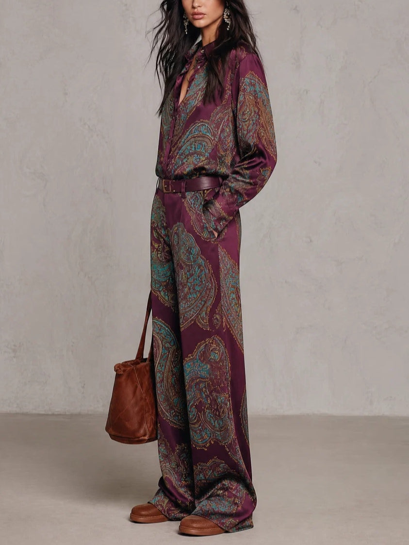 Rebeca | Completo di Camicia a Maniche Lunghe in Satin con Stampa Paisley Borgogna-Porpora e Pantaloni a Gamba Larga