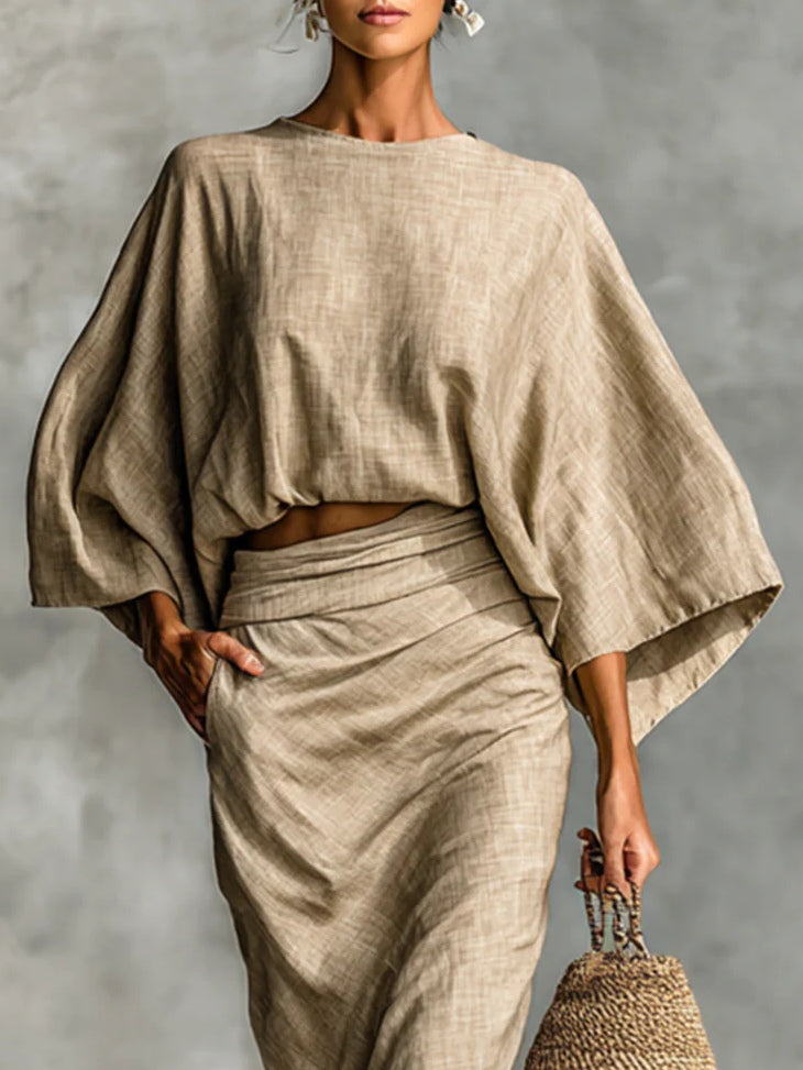 Set di Due Pezzi Beige con Top a Manica A Pipistrello e Gonna Lunga per un'Eleganza Senza Sforzo