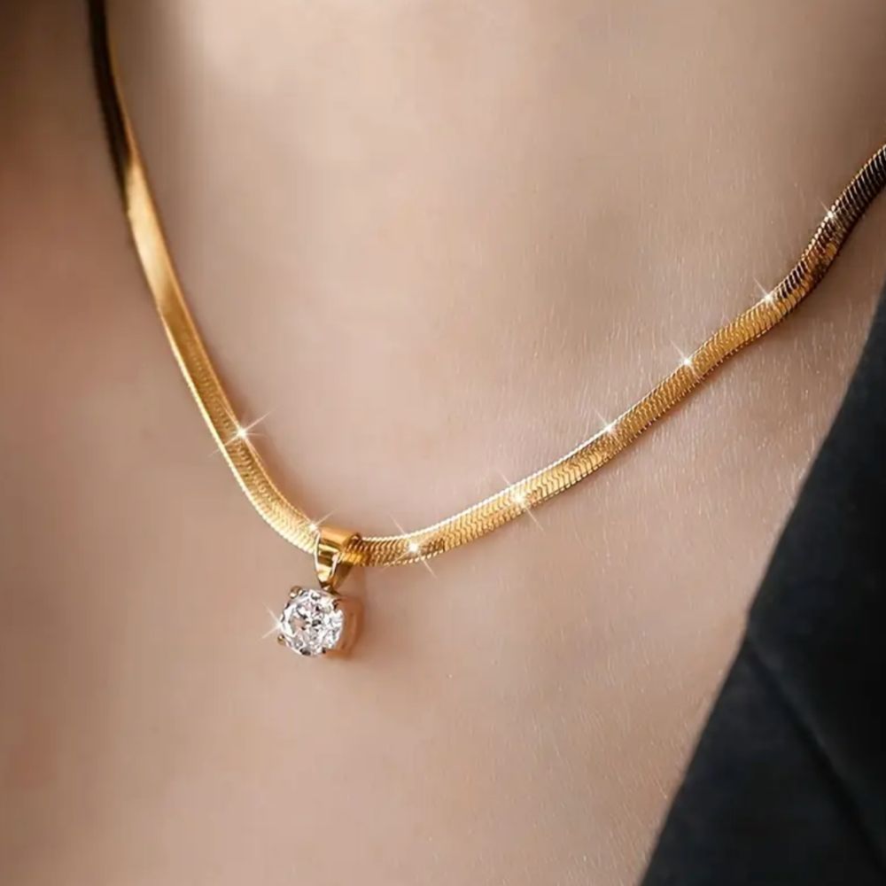 Collana in Oro con Pendente Elegante in Strass
