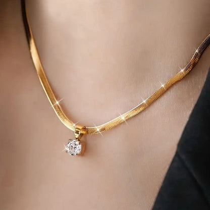 Collana in Oro con Pendente Elegante in Strass